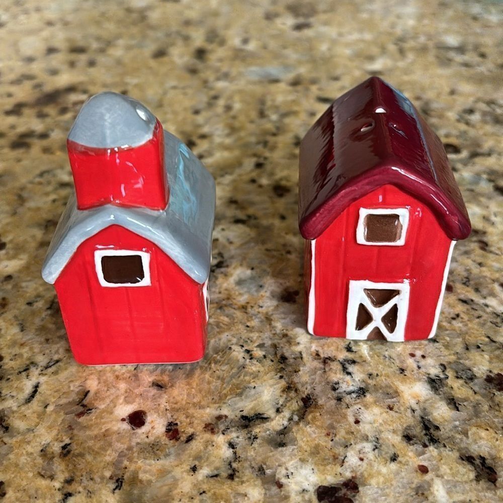 Vintage Red Barn Farm House Salt & Pepper Shakers - Picture 2 of 7